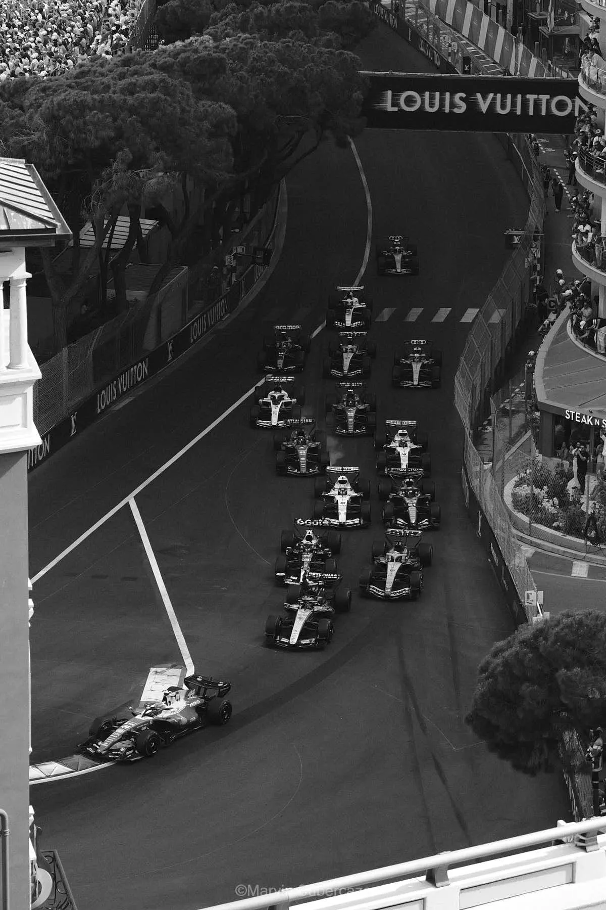 Départ d’un grand prix historique, en noir et blanc