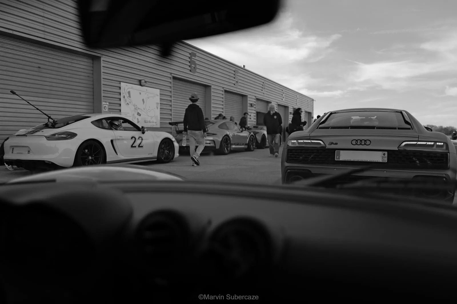 Paddock un matin de journée circuit, en noir et blanc