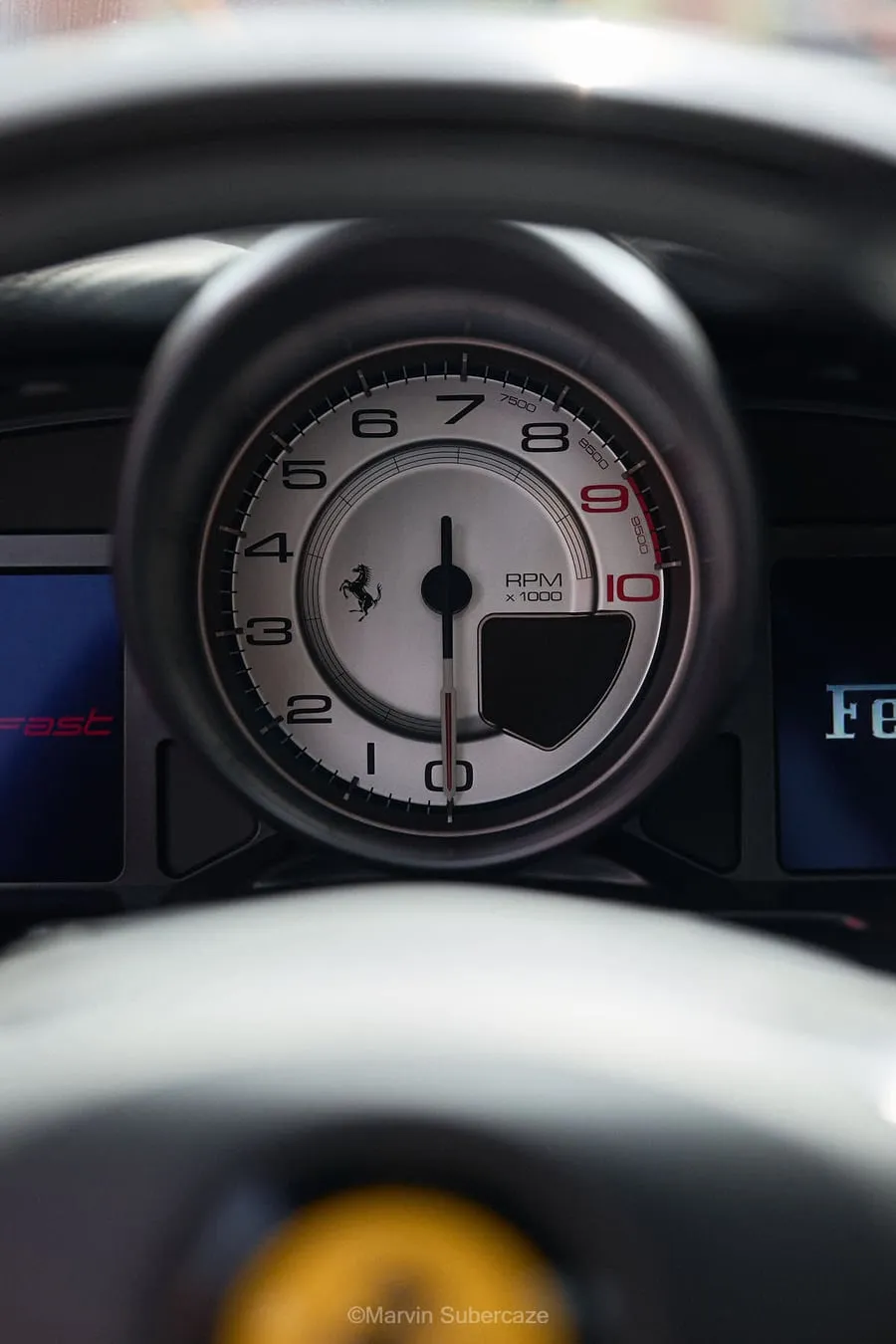 Compte-tours d'une Ferrari vu à travers le volant